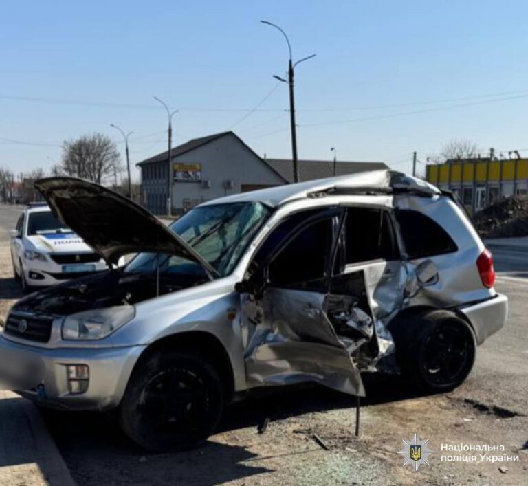 Водія деблокували з авто: у Коломиї Toyota зіткнулася з Mercedes (ФОТО)
