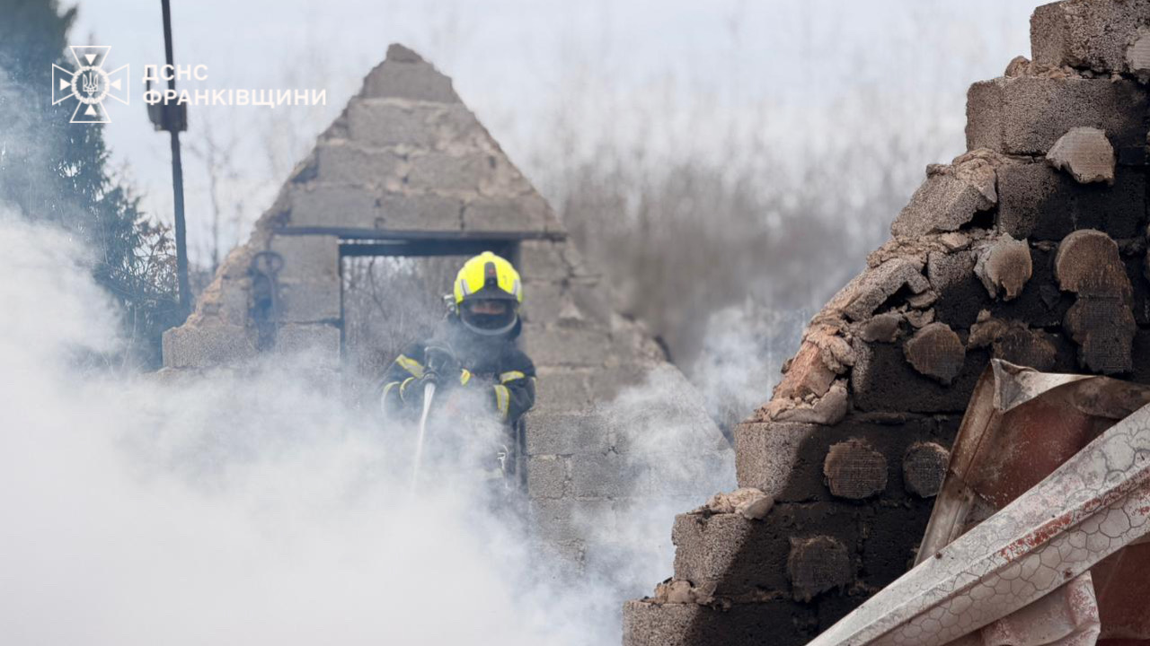 У Микитинцях горів дачний будинок (ФОТО, ВІДЕО)