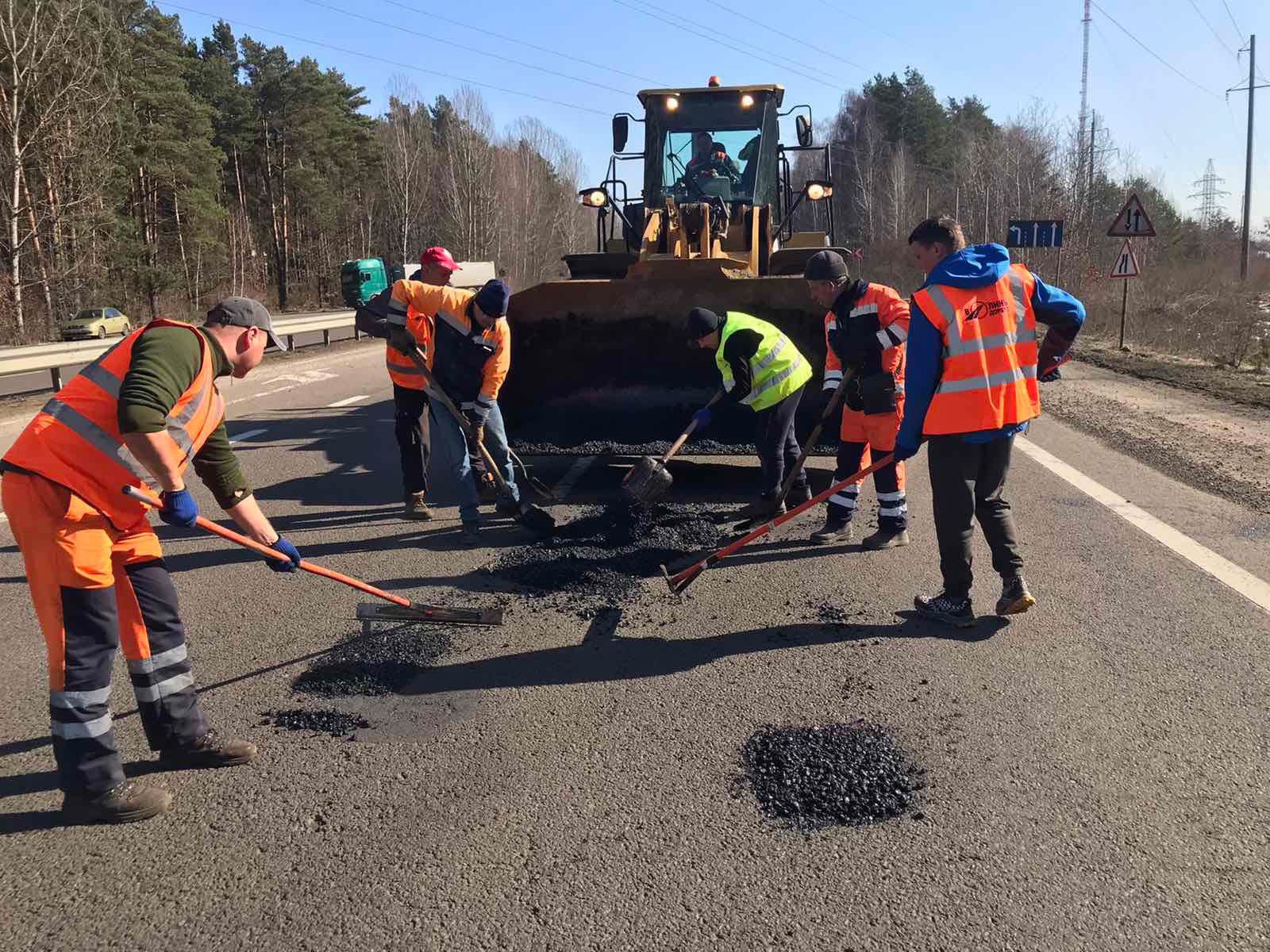 На дорогах державного значення Прикарпаття розпочали ямковий ремонт (ФОТО)