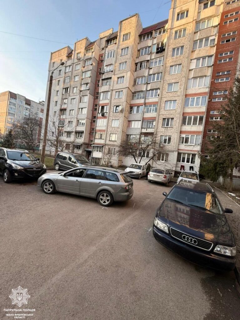 У Франківську на вулиці Івасюка п’яний водій в’їхав у два авто