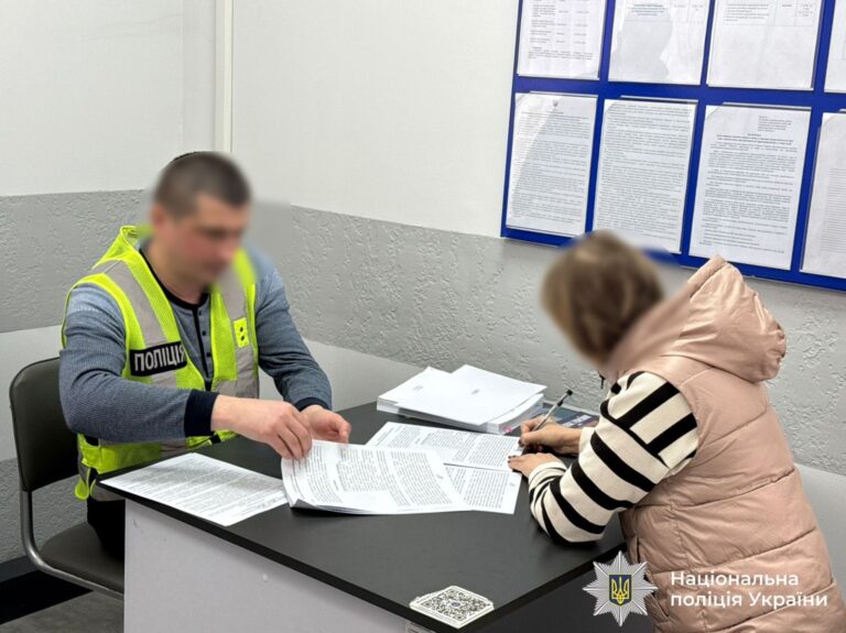 Привласнили 900 тисяч гривень: на станції Татарів-Буковель посадовиця “Укрзалізниці” організувала “тіньову касу”
