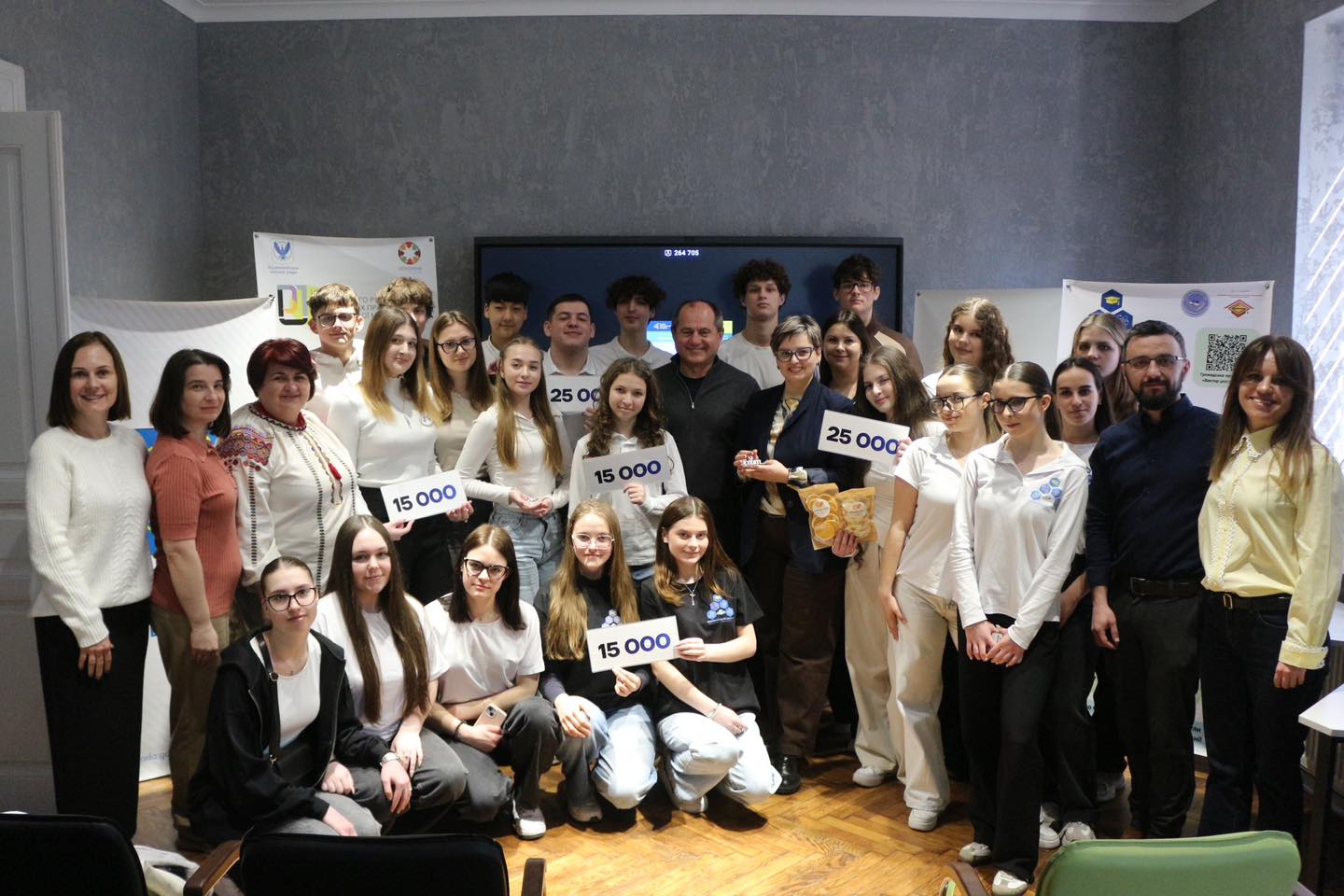 Абетка шрифтом Брайля та екологічний фільтр для очищення води: у Коломиї на бізнес-ідеї школярів виділили 95 тис грн (ФОТО)
