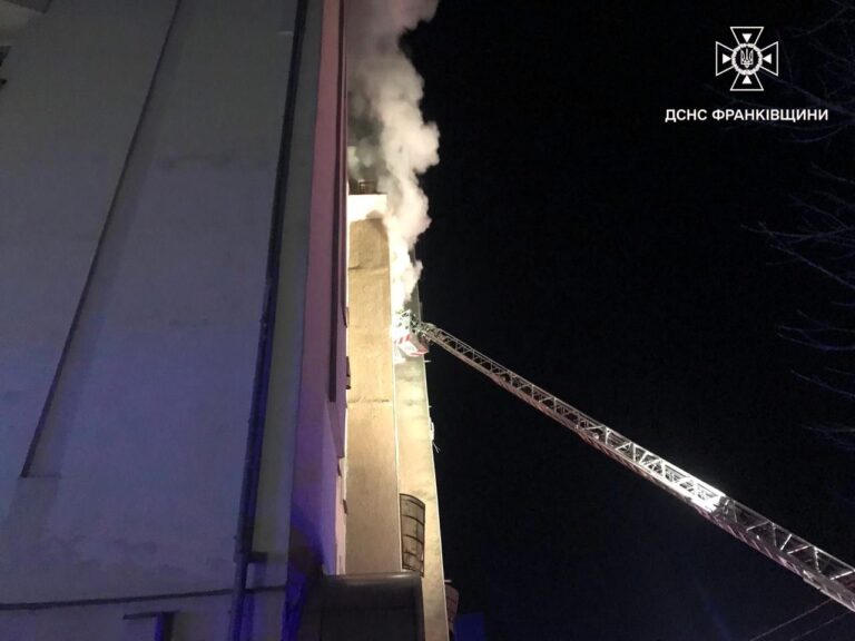 В Івано-Франківську під час пожежі в багатоповерхівці евакуювали 30 людей (ФОТО,ВІДЕО)