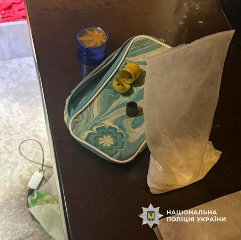 Хотів зробити бізнес: прикарпатця зловили “на гарячому”, коли він забирав психотропи з пошти (ФОТО)