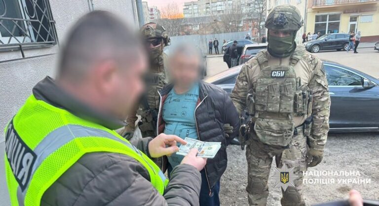 На Прикарпатті затримали начальника районного ТЦК на хабарі у 2000 доларів (ФОТО)