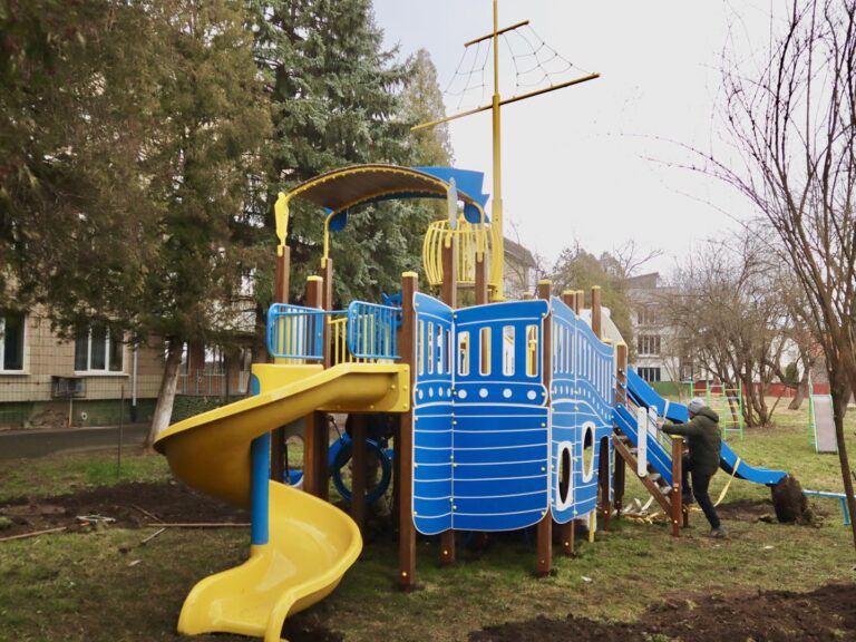 У Коломиї встановили дитячий майданчик біля лікарні (ФОТО)