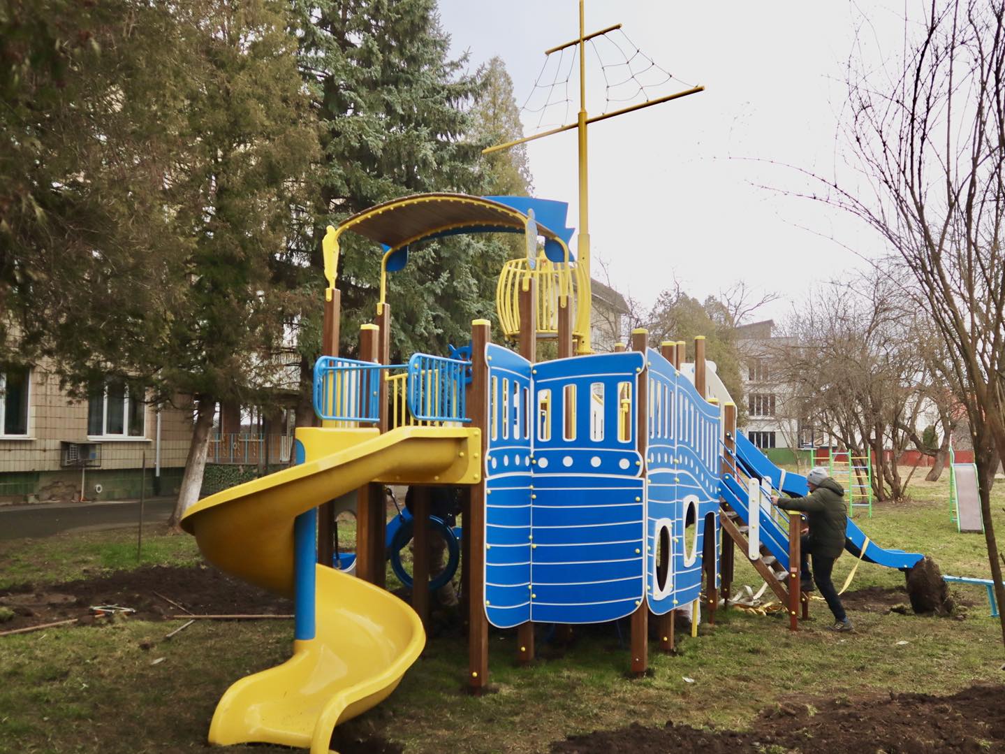 У Коломиї встановили дитячий майданчик біля лікарні (ФОТО)