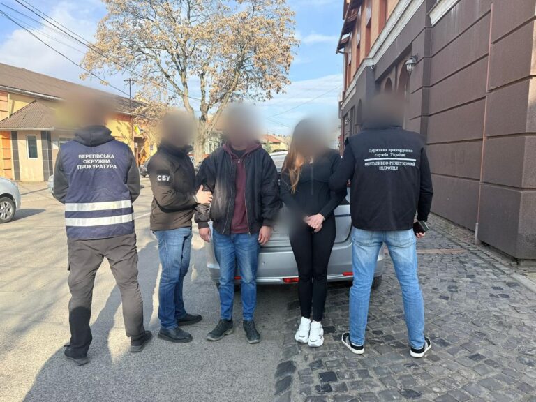 Прикарпатка за 10 тисяч доларів намагалася переправити чоловіка до Угорщини