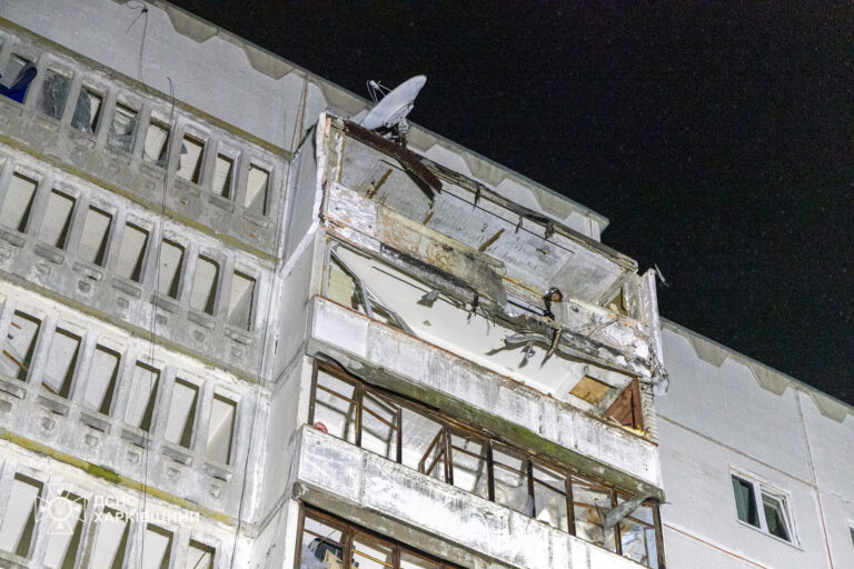 росія вдарила ракетою по багатоповерхівці в Харкові: постраждали вісім людей