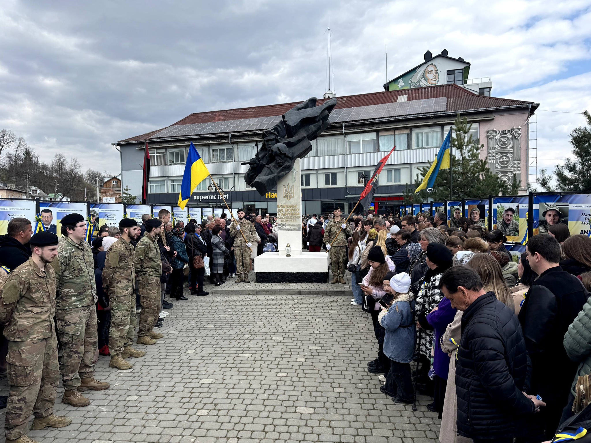 109 світлин: у Косові відкрили Алею віри і надії