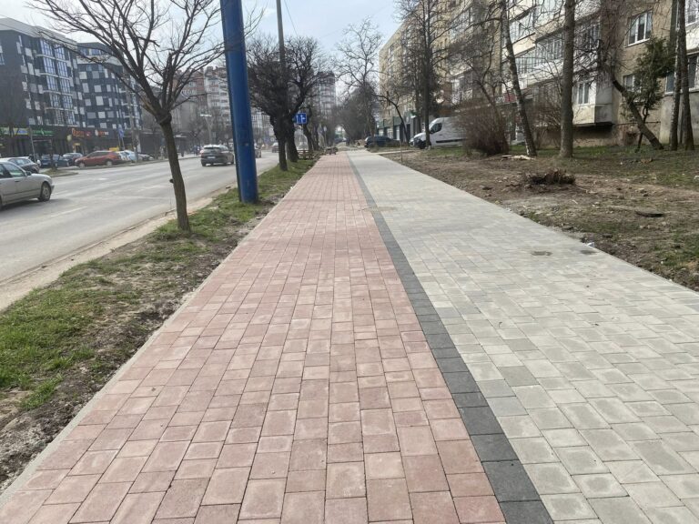 На вулиці Бандери бізнес облаштовує велодоріжку і новий тротуар (ФОТО)