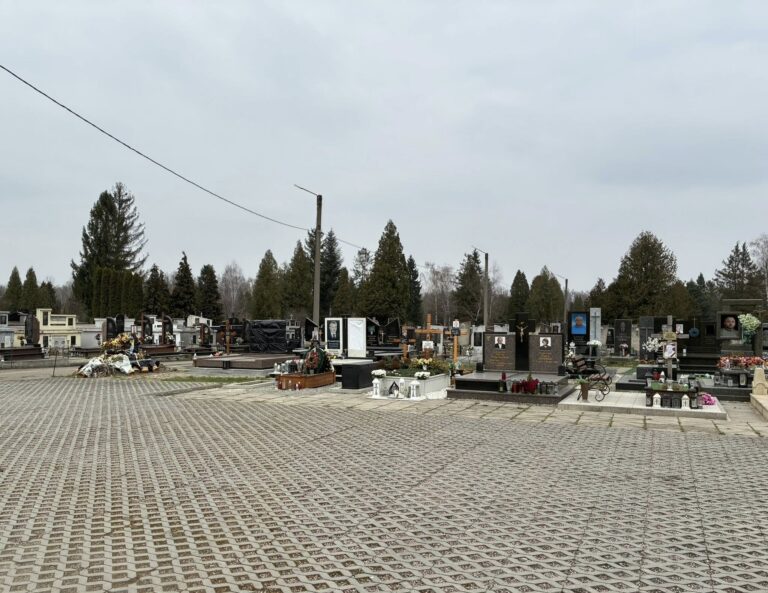 До Великодня у Франківську курсуватимуть додаткові автобуси до кладовища