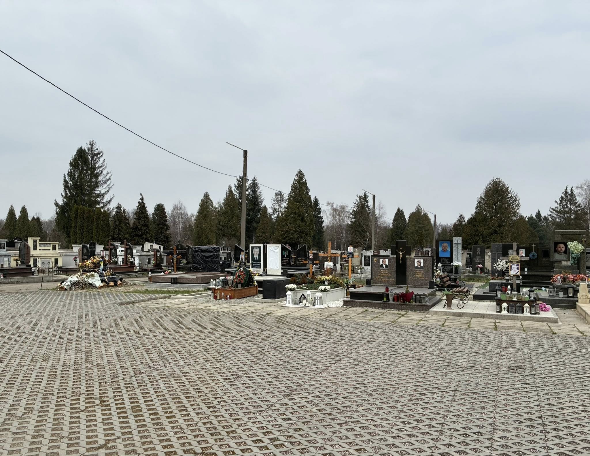 До Великодня у Франківську курсуватимуть додаткові автобуси до кладовища