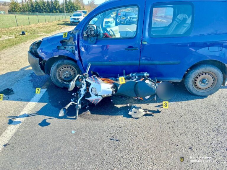 У Тисменицькій громаді Renault зіткнувся з мотоциклом: водій двоколісника помер (ФОТО)