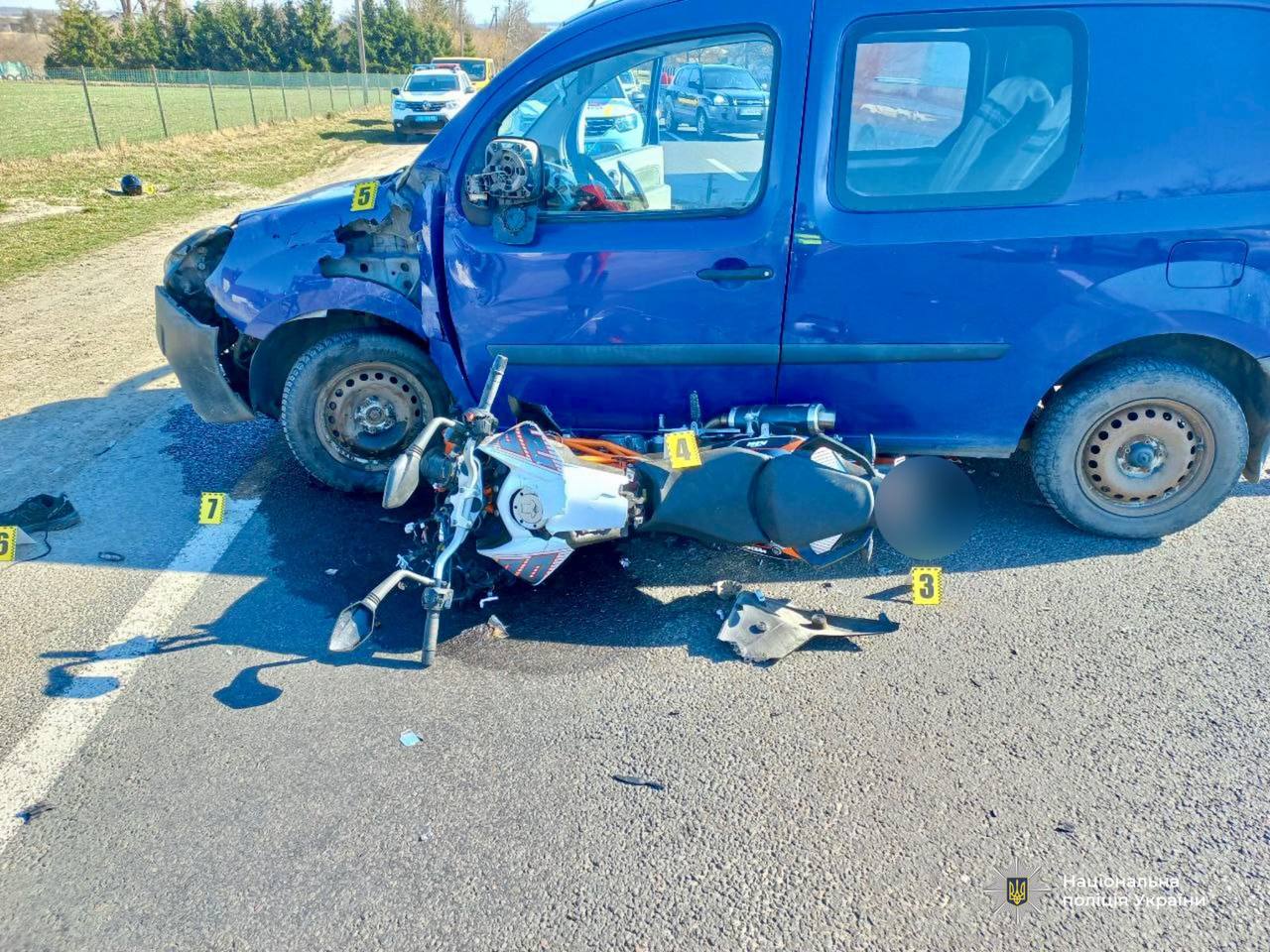 У Тисменицькій громаді Renault зіткнувся з мотоциклом: водій двоколісника помер (ФОТО)
