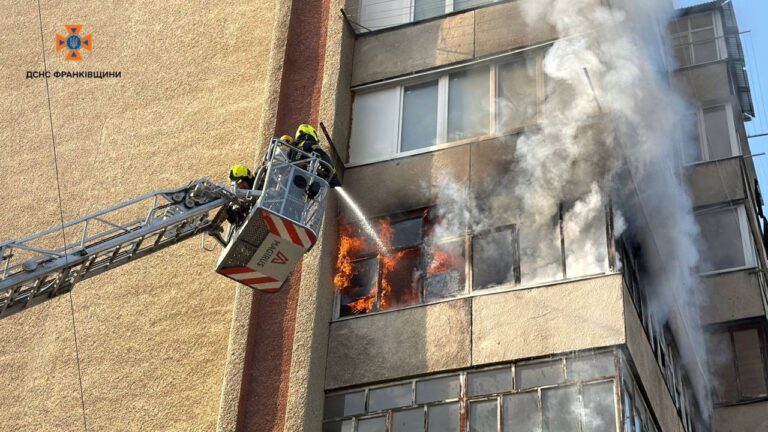 На Вовчинецькій горіла багатоповерхівка: рятувальники евакуювали 5 людей (ФОТО, ВІДЕО)
