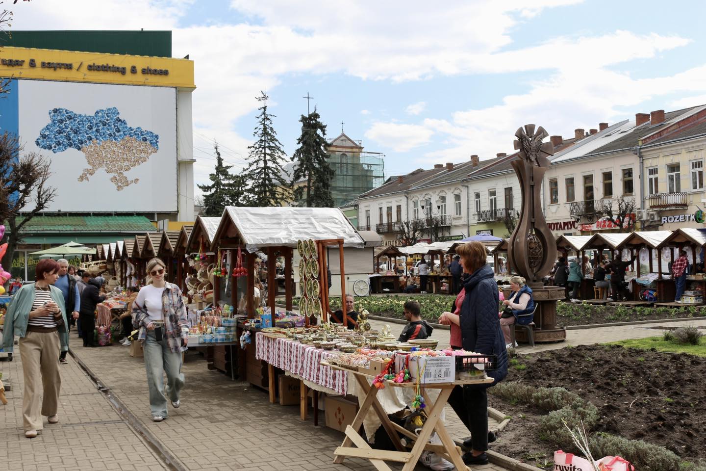 Кошики, писанки, свічки, солодощі: у Коломиї стартує Великодній ярмарок