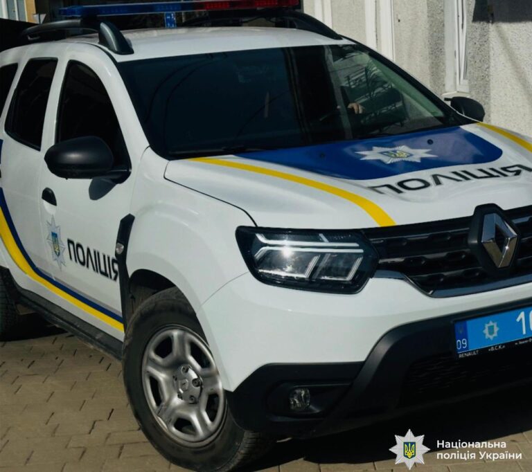 Поблизу Більшівців Nissan зіткнувся зі службовим авто поліції