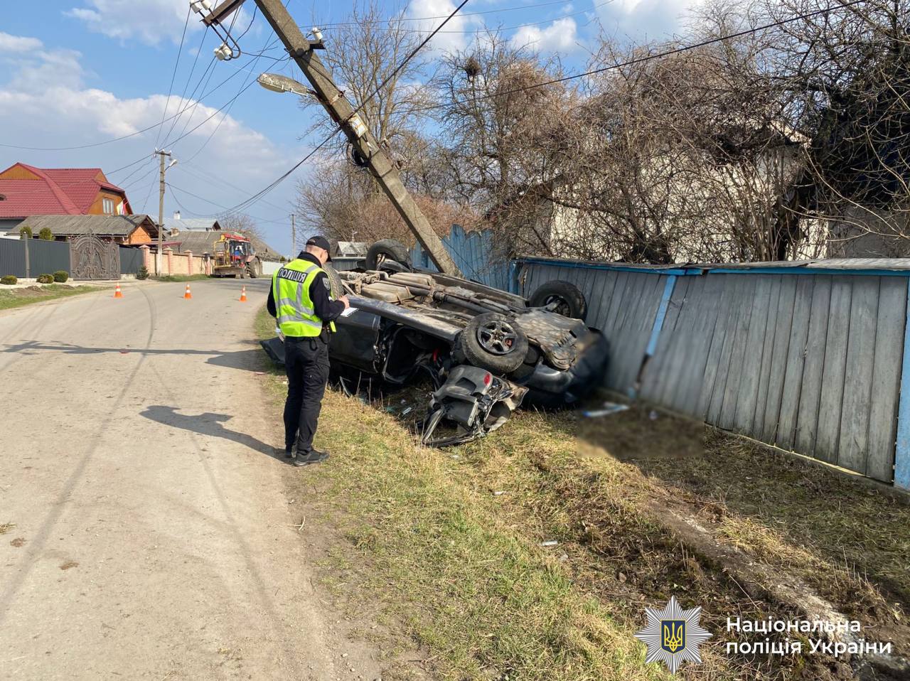 На Городенківщині Hyundai “врізався” в електроопору: водія деблокували (ФОТО)
