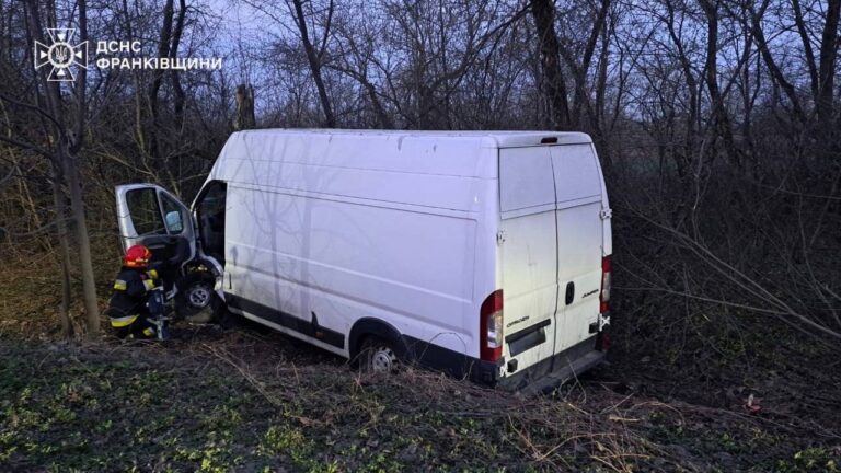 На Франківщині зіткнулись дві автівки: рятувальники деблокували двох людей із мікроавтобуса (ФОТО)