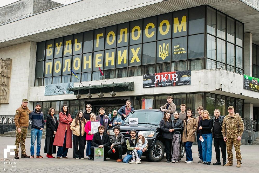 Франківський драмтеатр передав авто та БПЛА військовим