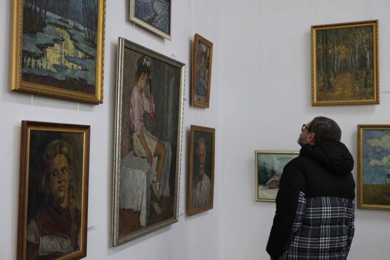 “Миті реальності”: у Франківську відкрили виставку живопису Василя Данилюка (ФОТО)