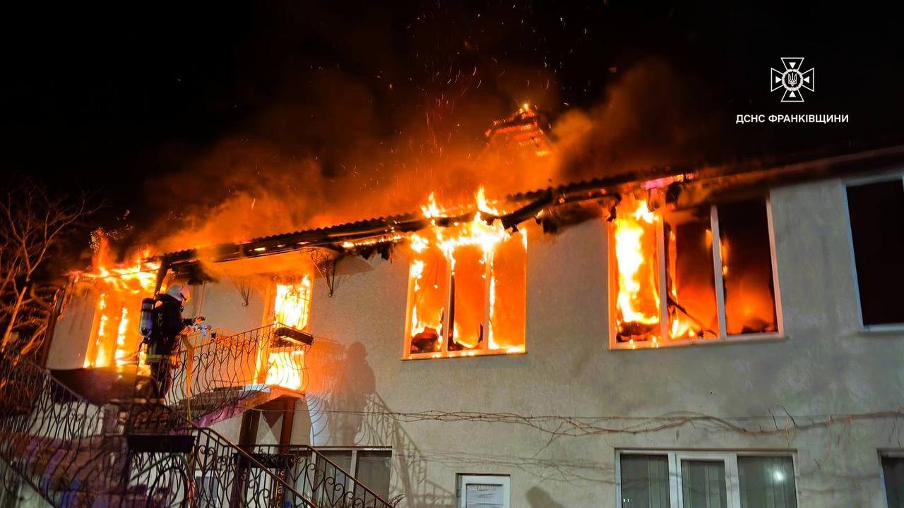 У Калуші горів двоповерховий житловий будинок