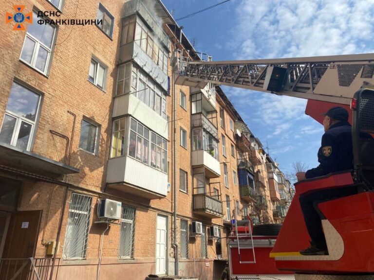 У Коломиї трапилась пожежа у п’ятиповерхівці: евакуювали 4 людей (ФОТО)