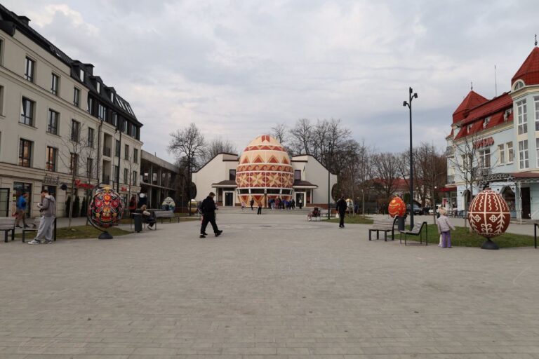 У Коломиї повернули писанки на площу перед Музеєм писанкового розпису (ФОТО)
