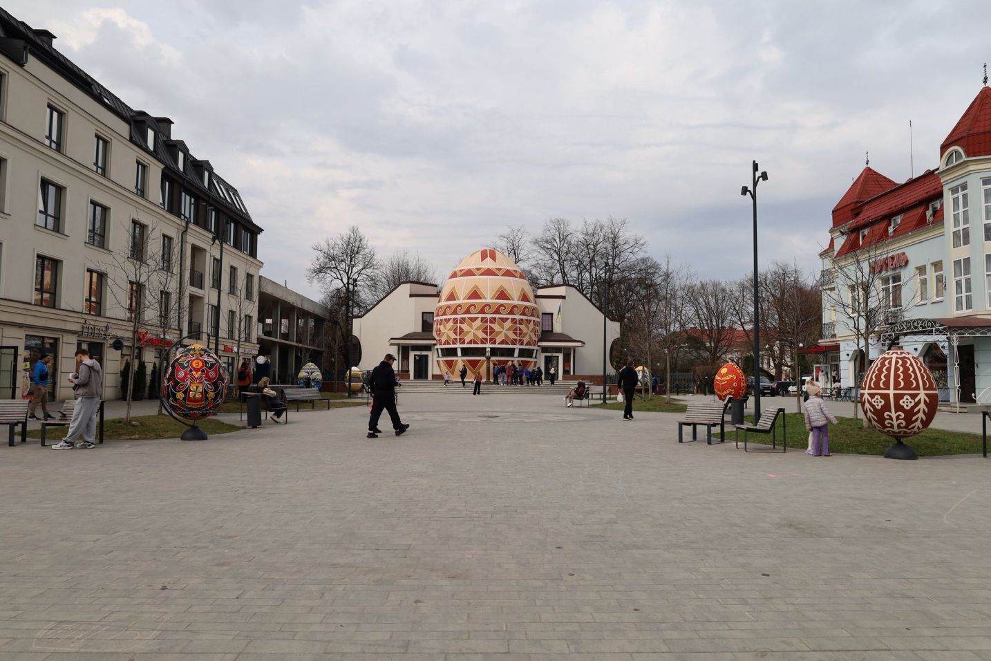 У Коломиї повернули писанки на площу перед Музеєм писанкового розпису (ФОТО)