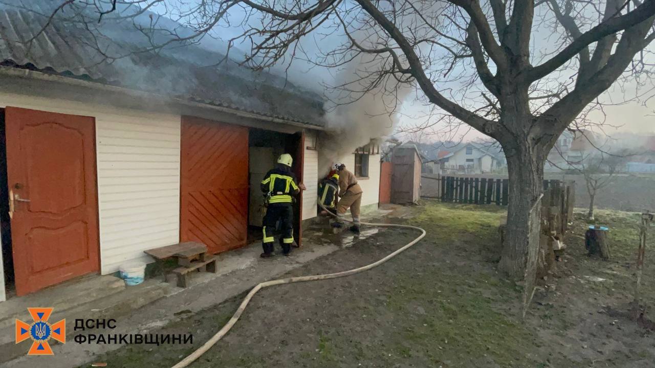 На Коломийщині загорілася господарська будівля (ФОТО)