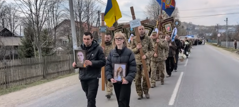 “Їм ще жити і жити”: на Прикарпатті попрощалися із жертвами російського удару (ВІДЕО)