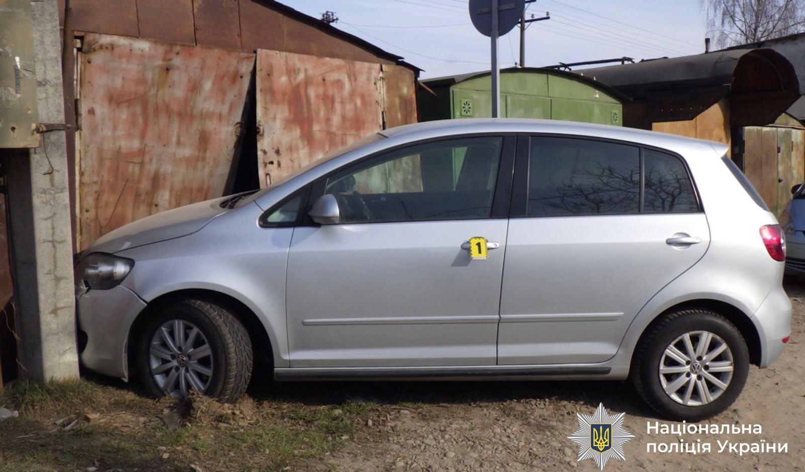 Пʼяний прикарпатець вкрав автівку та за 30 метрів врізався у гараж та електроопору (ФОТО)