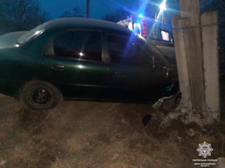 У Вовчинці водій з ознаками сп’яніння врізався в електроопору (ФОТО, ВІДЕО)