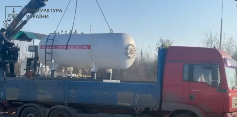28 000 літрів дизелю та ще 21 000 бензину: на Прикарпатті ліквідували чотири АЗС, які нелегально торгували пальним (ВІДЕО)