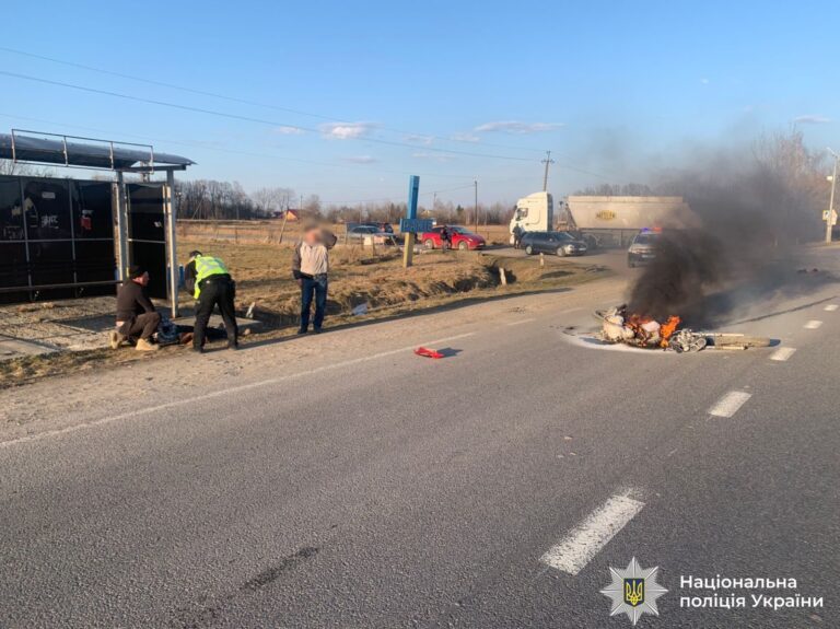 На Калущині мотоцикл загорівся після ДТП: 17-річний водій у лікарні