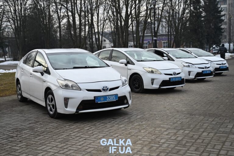 Були патрульними, стали навчальними: ІФНТУНГ отримав п’ять автівок від нацполіції (ФОТО)