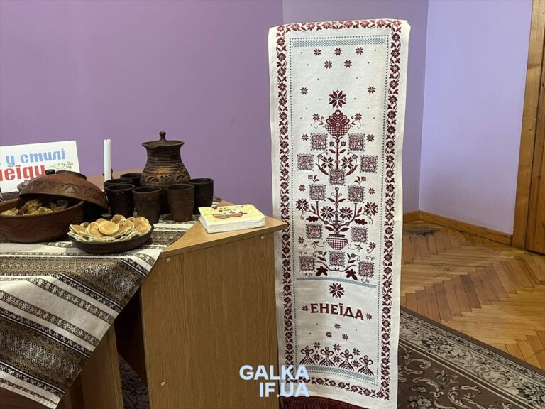 До Івано-Франківська примандрував гастрономічний рушник “Гостина з «Енеїдою»”