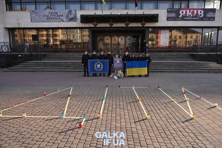 “Був серцем міста”: у Франківську вшанували пам’ять жертв авіаудару по Драматичному театру Маріуполя (ФОТО)