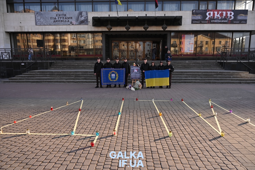 “Був серцем міста”: у Франківську вшанували пам’ять жертв авіаудару по Драматичному театру Маріуполя (ФОТО)