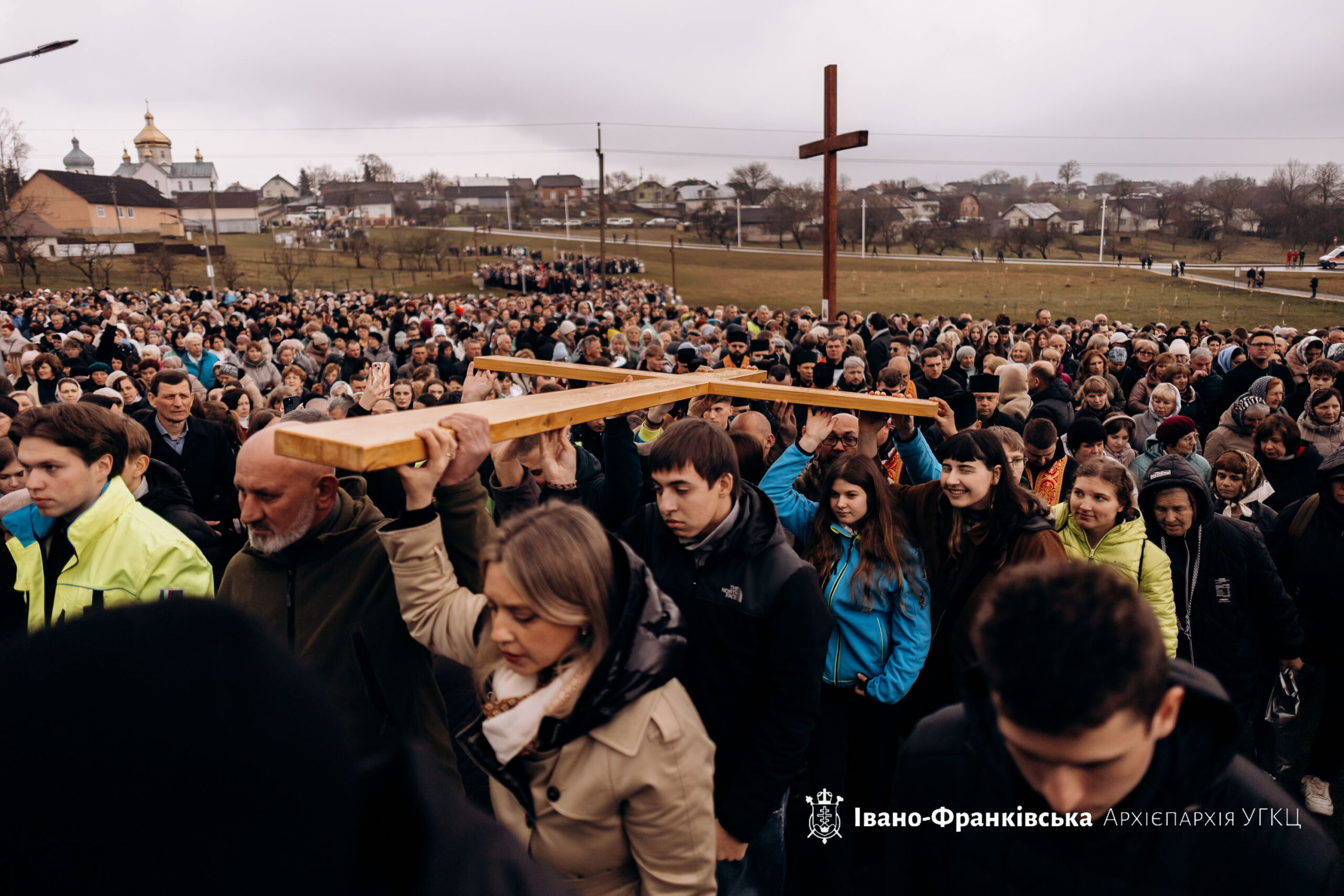 Тисячі вірян помолилися за мир і полонених на Хресній дорозі в Старуні (ФОТО)