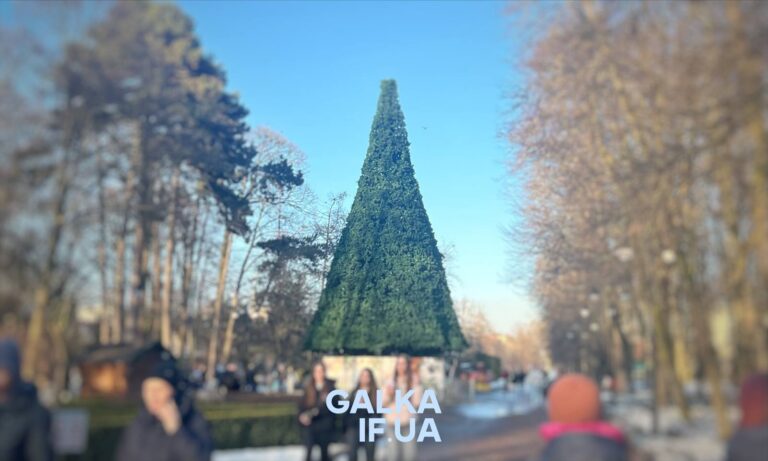 У Франківську до кінця тижня демонтують новорічну ялинку та арки – “Івано-Франківськміськсвітло”