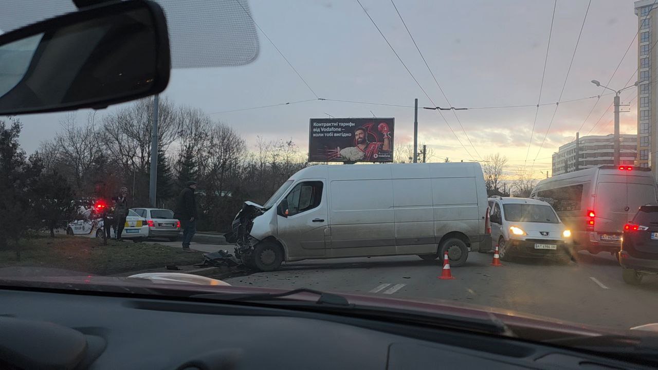 У Франківську на вулиці Івасюка зіткнулися два автомобілі (ФОТО)