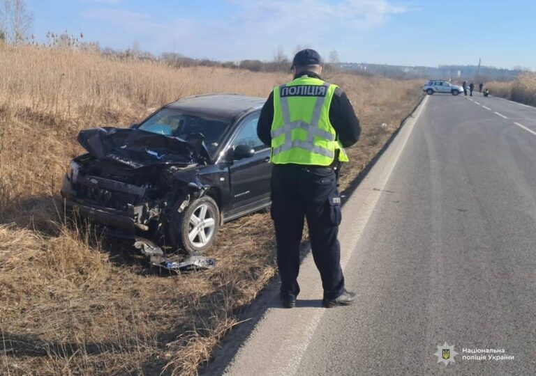 У Калуші на об’їзній дорозі зіткнулися два авто: троє постраждалих (ФОТО)