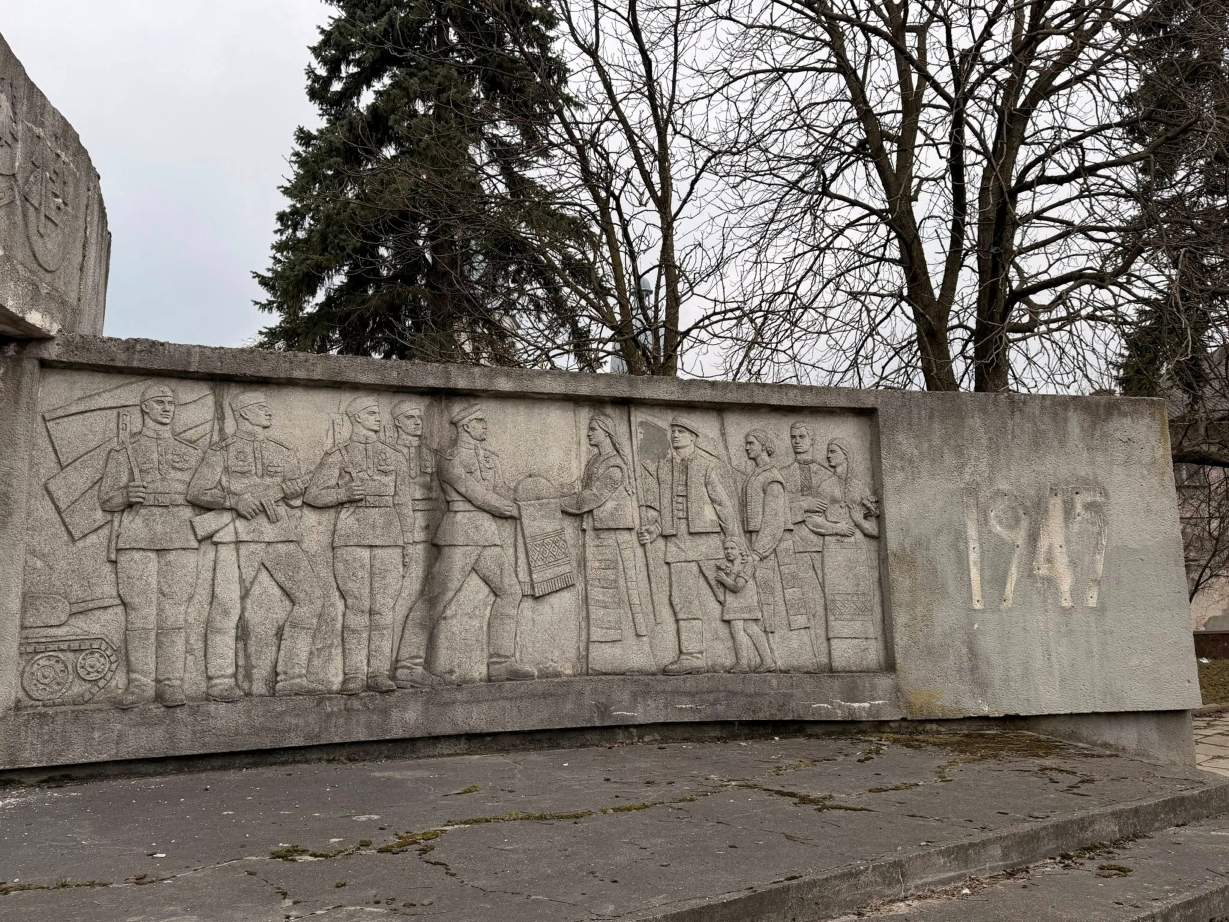У Надвірній демонтують пам’ятний знак радянським воїнам (ФОТО)