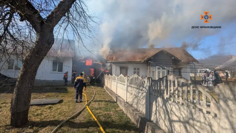 У Косові горів гараж, вогонь пошкодив покрівлі двох будинків