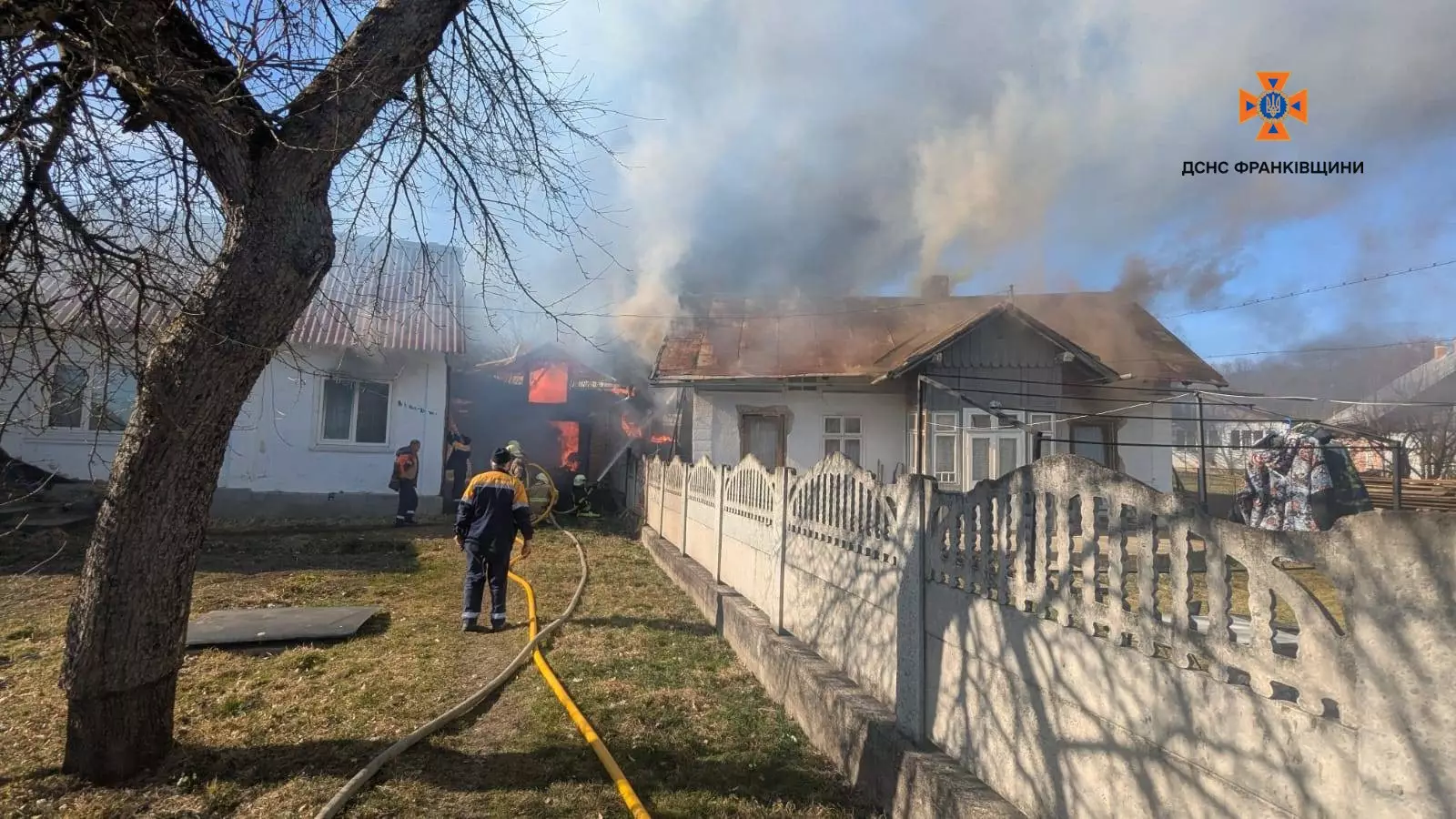 У Косові горів гараж, вогонь пошкодив покрівлі двох будинків