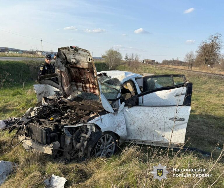 На Надвірнянщині авомобіль зіткнувся з поїздом: постраждали троє людей (ФОТО)