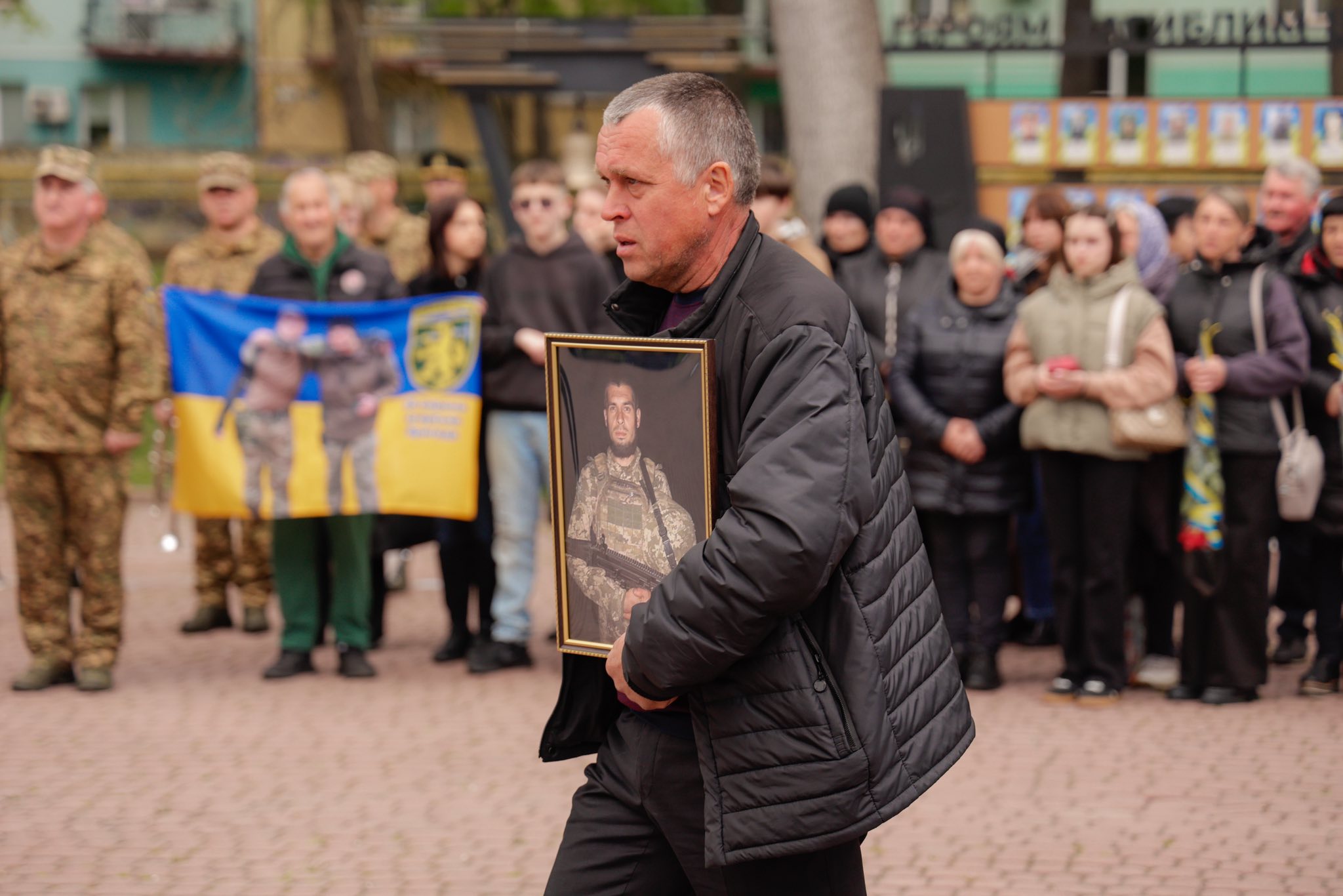 На Прикарпатті пролунав “Дзвін пам’яті”: посмертно нагородили 37 захисників (ФОТО)