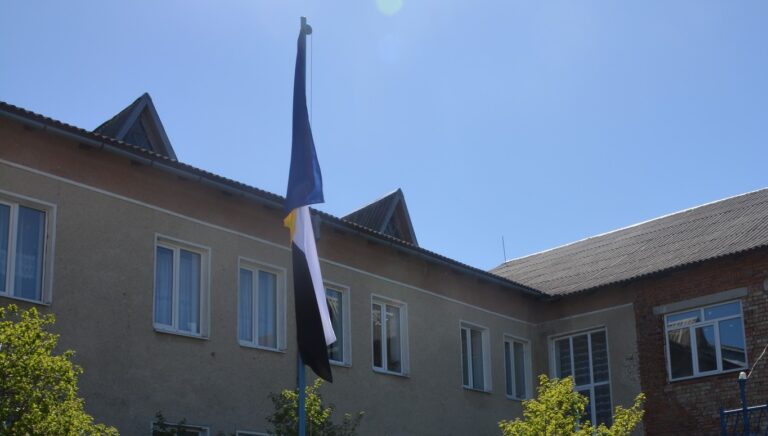 П’ятеро захисників досі не повернулися домому: у Назавизівському ліцеї підняли Прапор Надії (ФОТО)